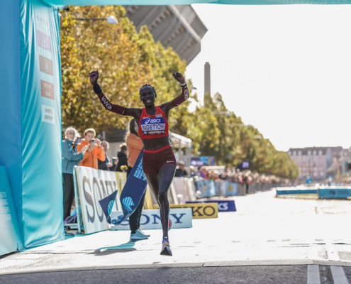 Agnes Ngetich bat le record du monde du semi-marathon à Copenhague en 1 h 05 min 15 s et décroche son deuxième titre mondial de l’année.