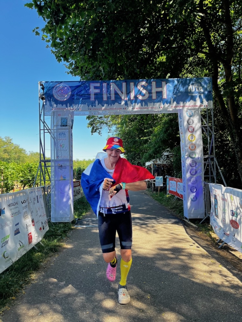 À bientôt 70 ans, Dominique Laurent a couru 228 marathons, plusieurs décamarathons et toujours en Crocs. Portrait d’un marathonien hors norme.