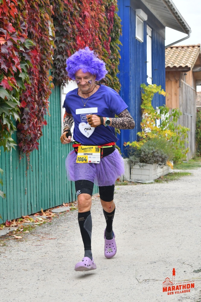 À bientôt 70 ans, Dominique Laurent a couru 228 marathons, plusieurs décamarathons et toujours en Crocs. Portrait d’un marathonien hors norme.