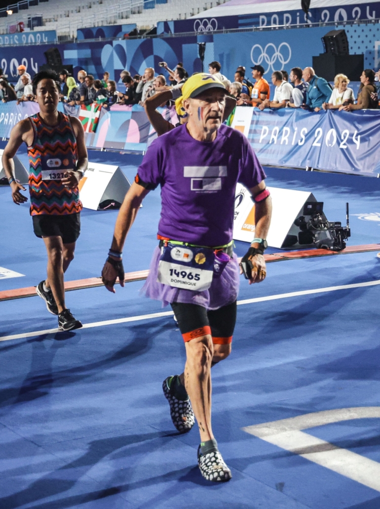 À bientôt 70 ans, Dominique Laurent a couru 228 marathons, plusieurs décamarathons et toujours en Crocs. Portrait d’un marathonien hors norme.