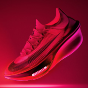 Nike Alphafly 4 : découvrez les nouveautés de la chaussure marathon, son poids de 188 g, la mousse ZoomX LT, la plaque carbone Flyplate et les Air Zoom.