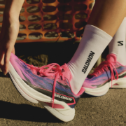La Salomon Spectur 3 associe plaque en fibre de verre Energy Blade, mousse optiFOAM² et géométrie Reverse Camber pour offrir une chaussure dynamique et stable, du 10 km au marathon.