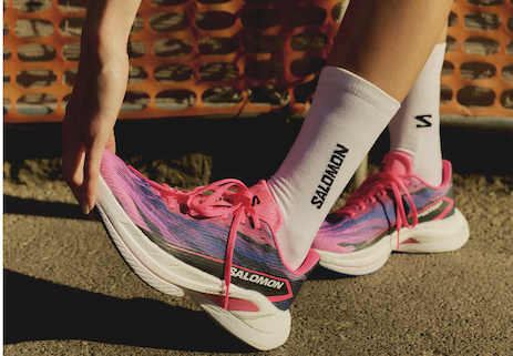 La Salomon Spectur 3 associe plaque en fibre de verre Energy Blade, mousse optiFOAM² et géométrie Reverse Camber pour offrir une chaussure dynamique et stable, du 10 km au marathon.