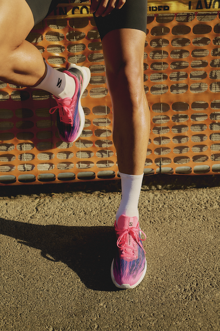 La Salomon Spectur 3 associe plaque en fibre de verre Energy Blade, mousse optiFOAM² et géométrie Reverse Camber pour offrir une chaussure dynamique et stable, du 10 km au marathon.