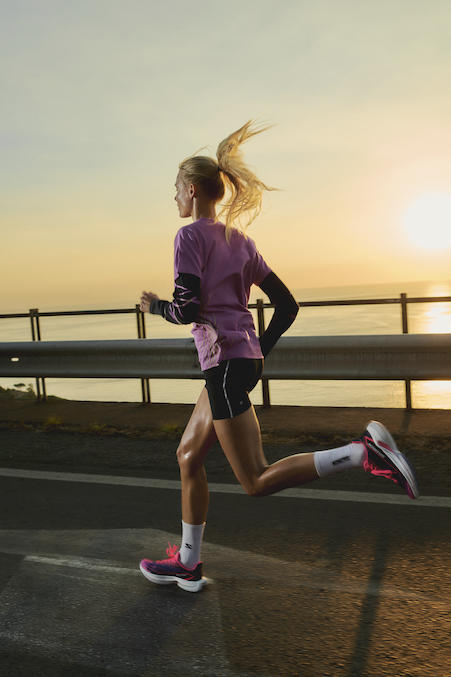 La Salomon Spectur 3 associe plaque en fibre de verre Energy Blade, mousse optiFOAM² et géométrie Reverse Camber pour offrir une chaussure dynamique et stable, du 10 km au marathon.