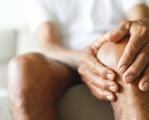 La course à pied provoque-t-elle de l’arthrose du genou ? Les études scientifiques dressent un tableau plus nuancé. Facteurs de risque, gros volumes, douleurs et conseils pour continuer à courir avec une gonarthrose.