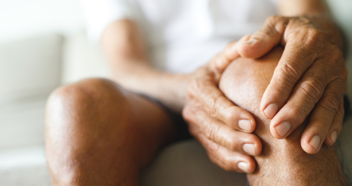 La course à pied provoque-t-elle de l’arthrose du genou ? Les études scientifiques dressent un tableau plus nuancé. Facteurs de risque, gros volumes, douleurs et conseils pour continuer à courir avec une gonarthrose.