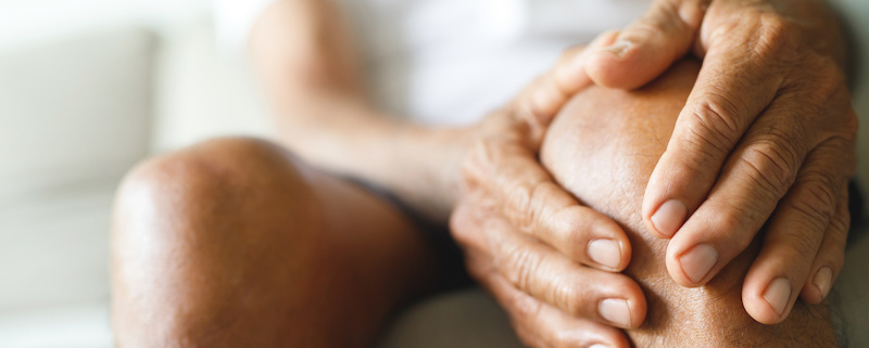 La course à pied provoque-t-elle de l’arthrose du genou ? Les études scientifiques dressent un tableau plus nuancé. Facteurs de risque, gros volumes, douleurs et conseils pour continuer à courir avec une gonarthrose.