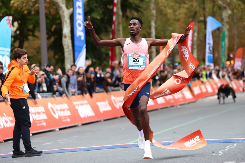 Résultats des 20 km de Paris 2026. Le Kenyan Daniel Tumaka Kosen gagne en 57’11’’, la Française Mekdes Woldu en 1 h 04 min 37 s. 29 131 finishers.