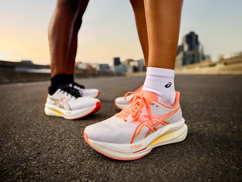 Découvrez notre test de l'ASICS Sonicblast 2 : plus légère et dynamique, cette super trainer à plaque Pebax est taillée pour les entraînements rapides et le marathon.