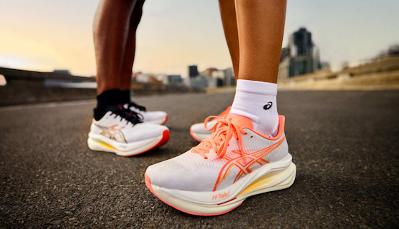 Découvrez notre test de l'ASICS Sonicblast 2 : plus légère et dynamique, cette super trainer à plaque Pebax est taillée pour les entraînements rapides et le marathon.