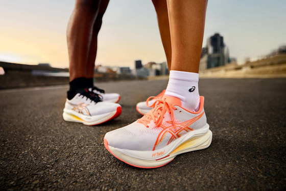 Découvrez notre test de l'ASICS Sonicblast 2 : plus légère et dynamique, cette super trainer à plaque Pebax est taillée pour les entraînements rapides et le marathon.