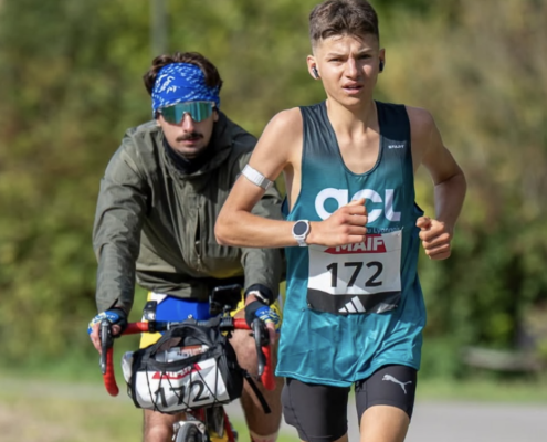 20 ans, Esteban Vacelet devient champion de France du 100 km en 6 h 14 min 33 s. Le Lyonnais signe une performance exceptionnelle à Amiens.
