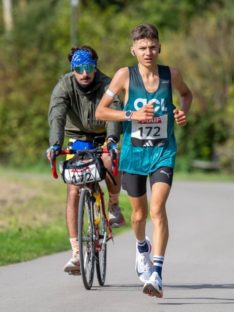 À 20 ans, Esteban Vacelet devient champion de France du 100 km en 6 h 14 min 33 s. Le Lyonnais signe une performance exceptionnelle à Amiens.