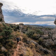 Grand Trail des Templiers 2026 : Francesco Puppi et Martyna Mlynarczyk remportent l’épreuve à Millau. Découvrez les podiums et les résultats.