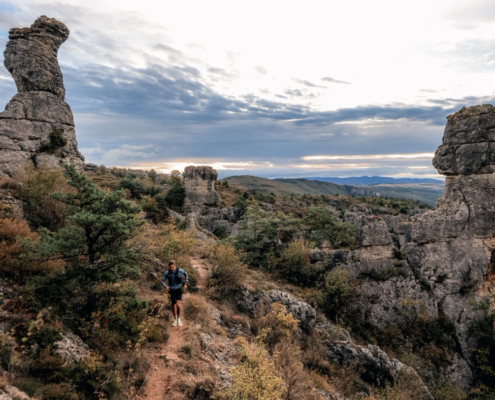 Grand Trail des Templiers 2026 : Francesco Puppi et Martyna Mlynarczyk remportent l’épreuve à Millau. Découvrez les podiums et les résultats.