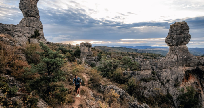 Grand Trail des Templiers 2026 : Francesco Puppi et Martyna Mlynarczyk remportent l’épreuve à Millau. Découvrez les podiums et les résultats.