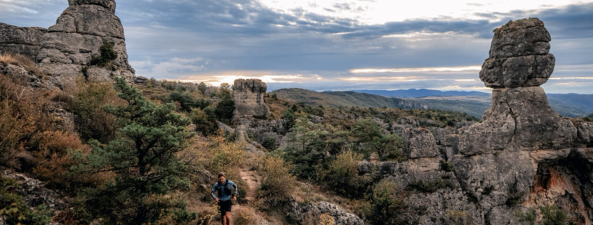 Grand Trail des Templiers 2026 : Francesco Puppi et Martyna Mlynarczyk remportent l’épreuve à Millau. Découvrez les podiums et les résultats.