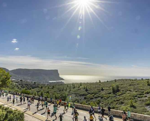 La 47e édition de Marseille-Cassis a réuni 19 660 finishers le 25 octobre 2026. Kiprop Kimutai a battu le record du parcours en 58’36, tandis qu’Alessia Zarbo s’est imposée chez les femmes en 1h09’04.