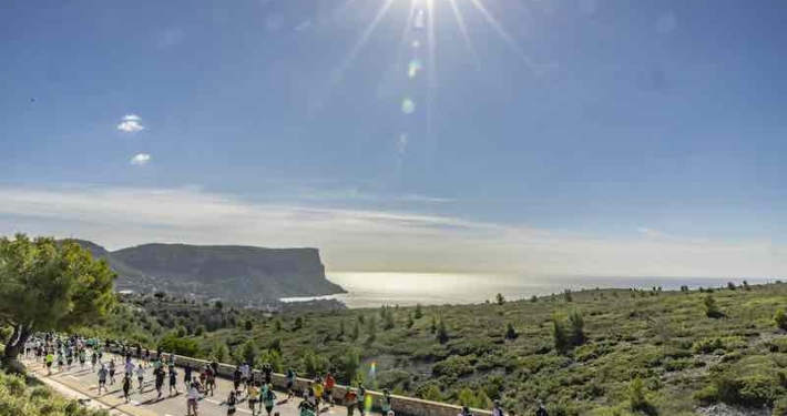 La 47e édition de Marseille-Cassis a réuni 19 660 finishers le 25 octobre 2026. Kiprop Kimutai a battu le record du parcours en 58’36, tandis qu’Alessia Zarbo s’est imposée chez les femmes en 1h09’04.