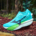 Mizuno passe à l’offensive sur le segment des chaussures de compétition avec la gamme Hyperwarp 2. Déclinée en trois modèles, elle entend se faire une place face aux références du marché, comme l’Adidas Adizero Adios Pro 5, la Nike Alphafly 4 et la nouvelle Nike Apex.