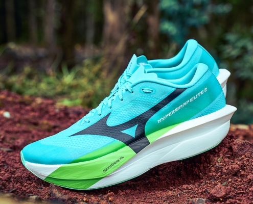Mizuno passe à l’offensive sur le segment des chaussures de compétition avec la gamme Hyperwarp 2. Déclinée en trois modèles, elle entend se faire une place face aux références du marché, comme l’Adidas Adizero Adios Pro 5, la Nike Alphafly 4 et la nouvelle Nike Apex.