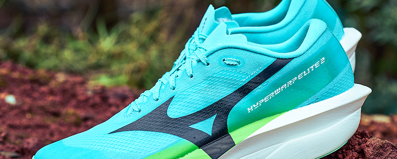 Mizuno passe à l’offensive sur le segment des chaussures de compétition avec la gamme Hyperwarp 2. Déclinée en trois modèles, elle entend se faire une place face aux références du marché, comme l’Adidas Adizero Adios Pro 5, la Nike Alphafly 4 et la nouvelle Nike Apex.